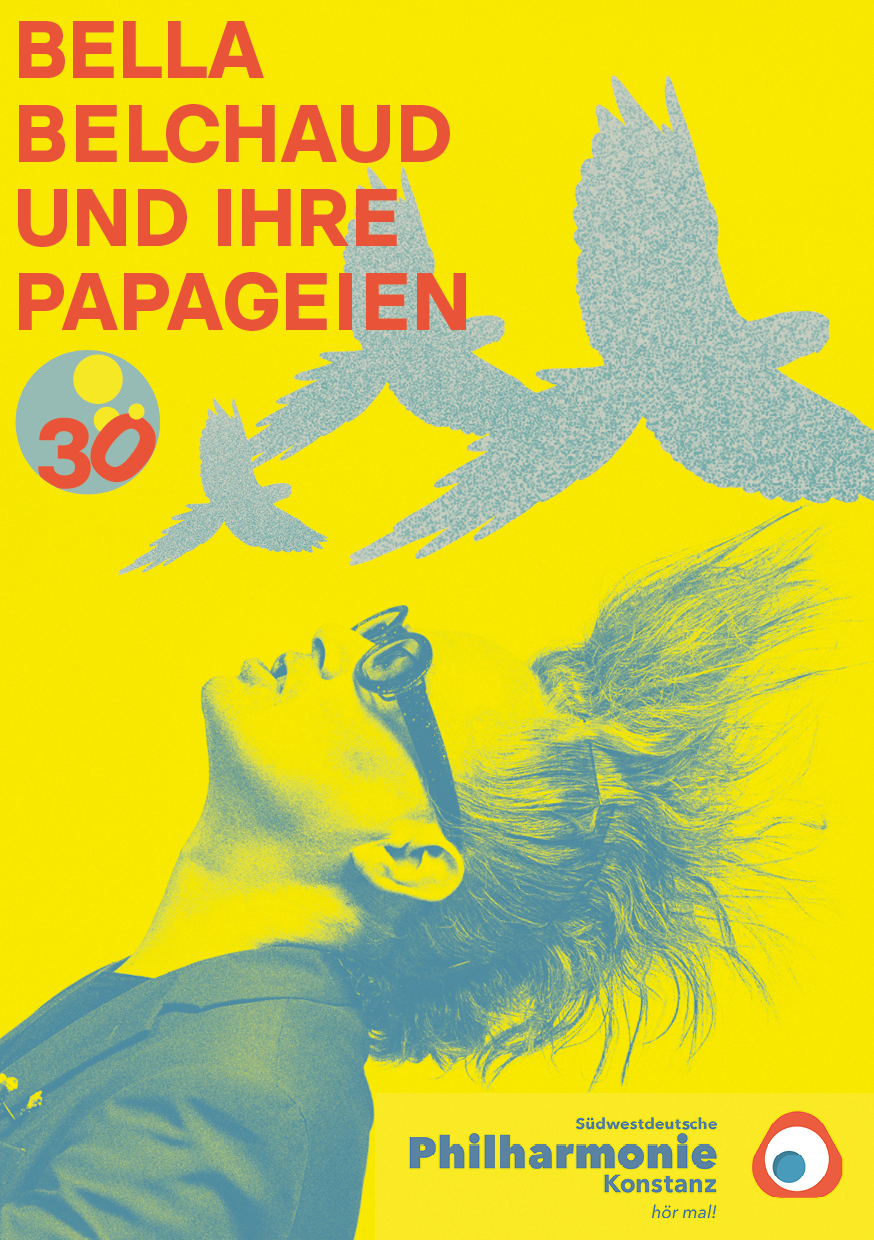 Drei türkisfarbene Papageien fliegen vor einem zitronengelben Hintergrund über einen Musiker der Südwestdeutschen Philharmonie mit punkiger Haartolle hinweg